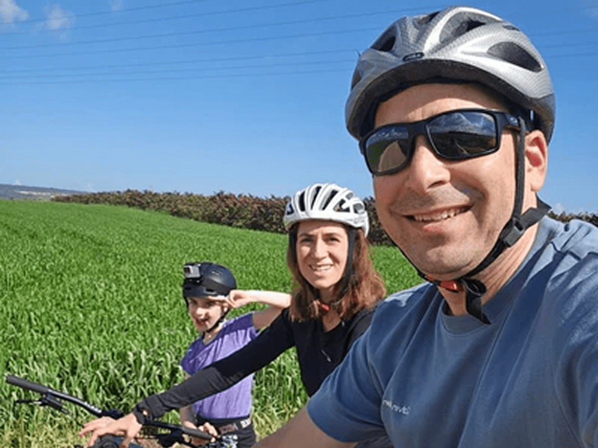 טיול שטח משפחתי בכפר גליקסון: איך נסענו לפגוש סוסים – ומצאנו את עצמנו תקועים בבוץ