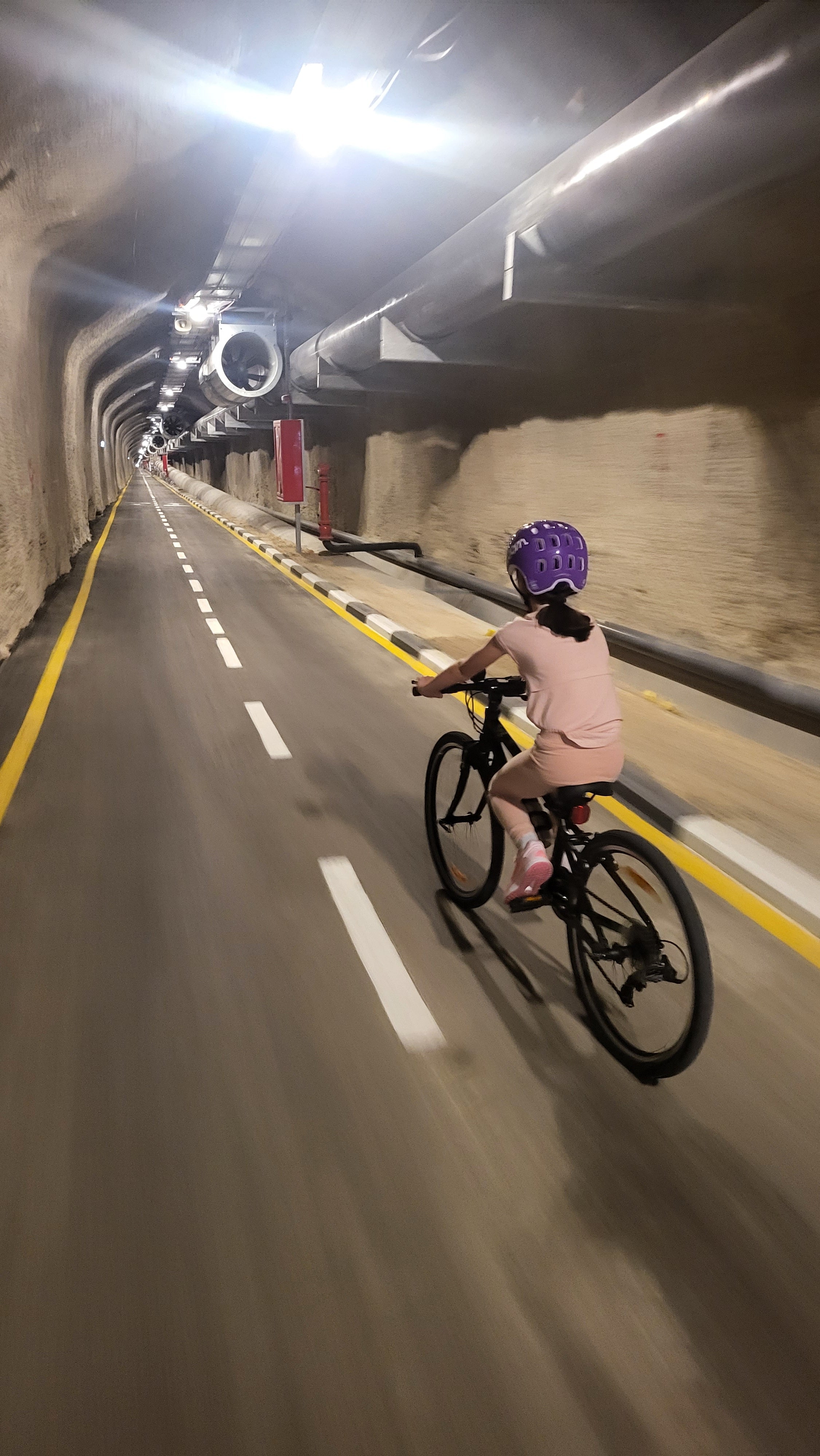 מנהרת הגיחון (מנהרת כרם) עם ילדים - קשה להאמין שזה בישראל - Bikes4Kids