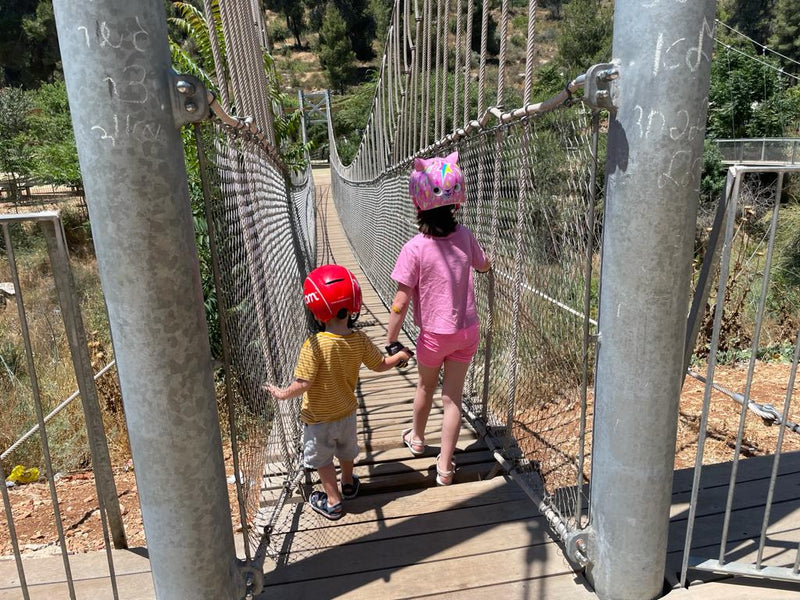 יוצאים לרכיבה על הגשר התלוי בעמק הארזים, והפעם עם אופני איזון - Bikes4Kids