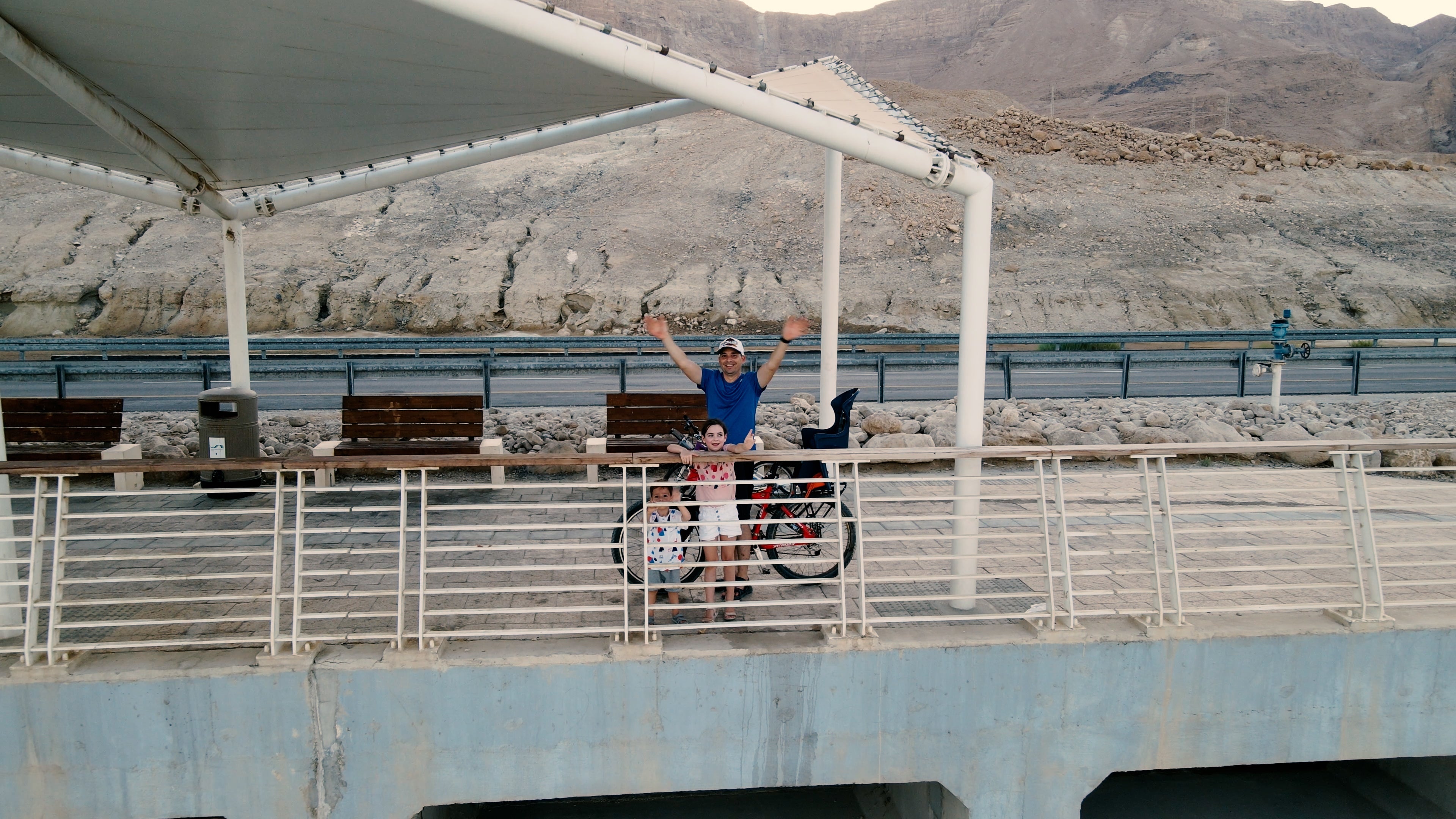 רכיבת אופניים עם ילדים במקום הכי נמוך בעולם! - Bikes4Kids